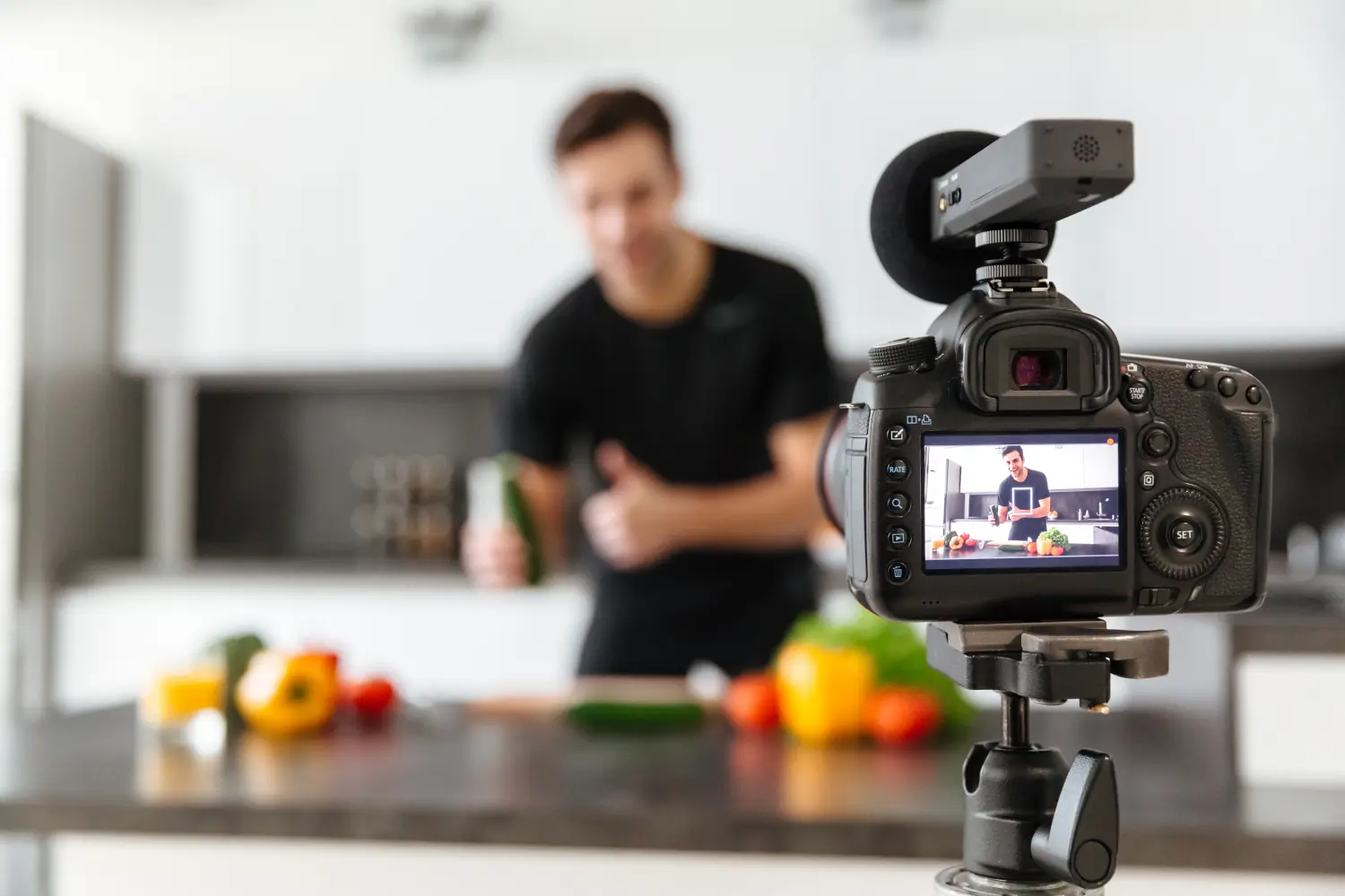 Nahaufnahme einer Videokamera bei der Aufnahme eines Interviews oder einer Live-Übertragung.