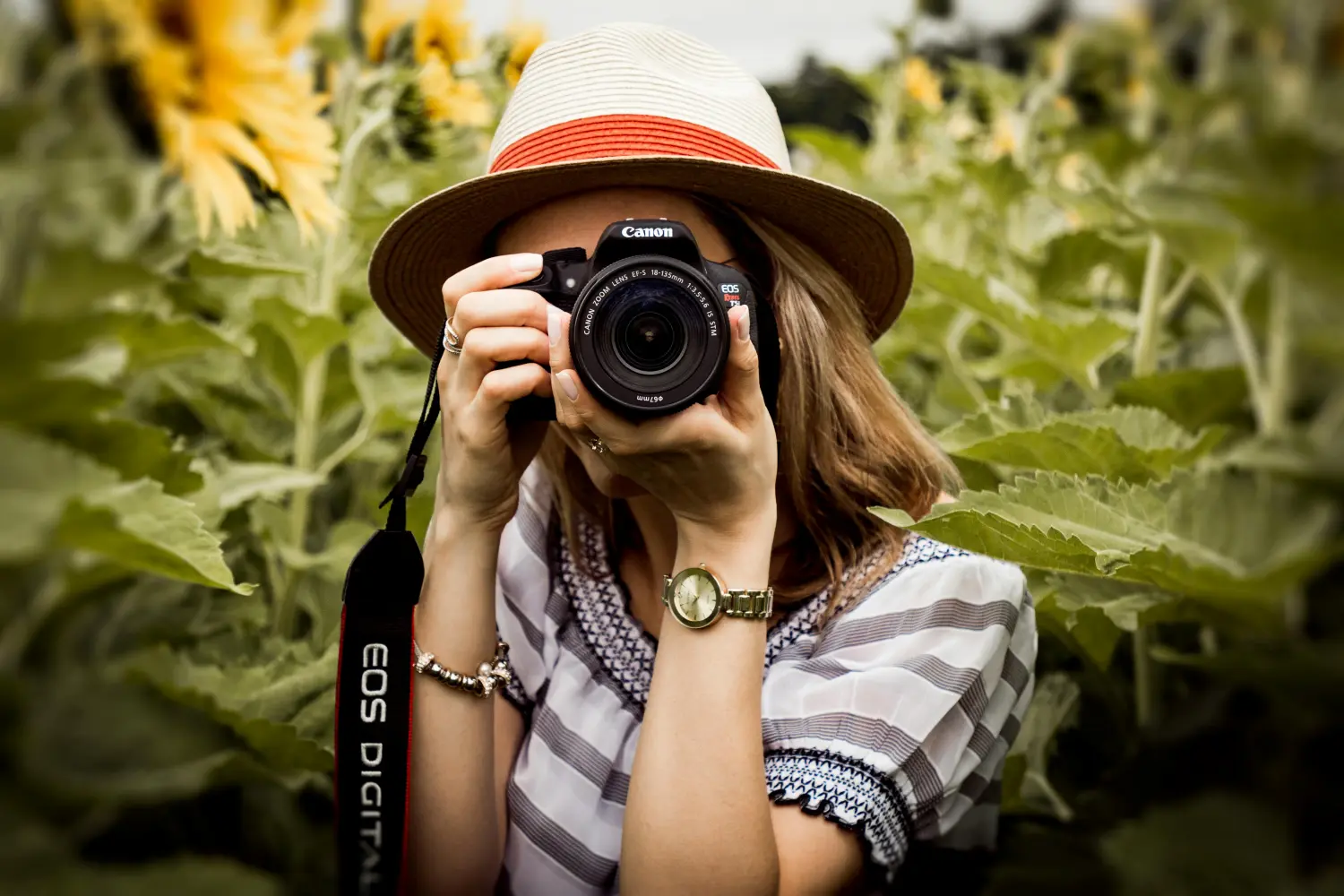 Junger Fotograf fotografiert mit einer Vintage-Kamera in urbaner Umgebung